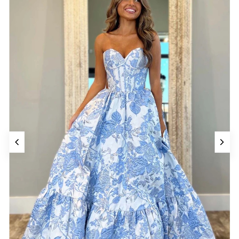 Discontinued and sold out nation wide Sherri Hill 56055